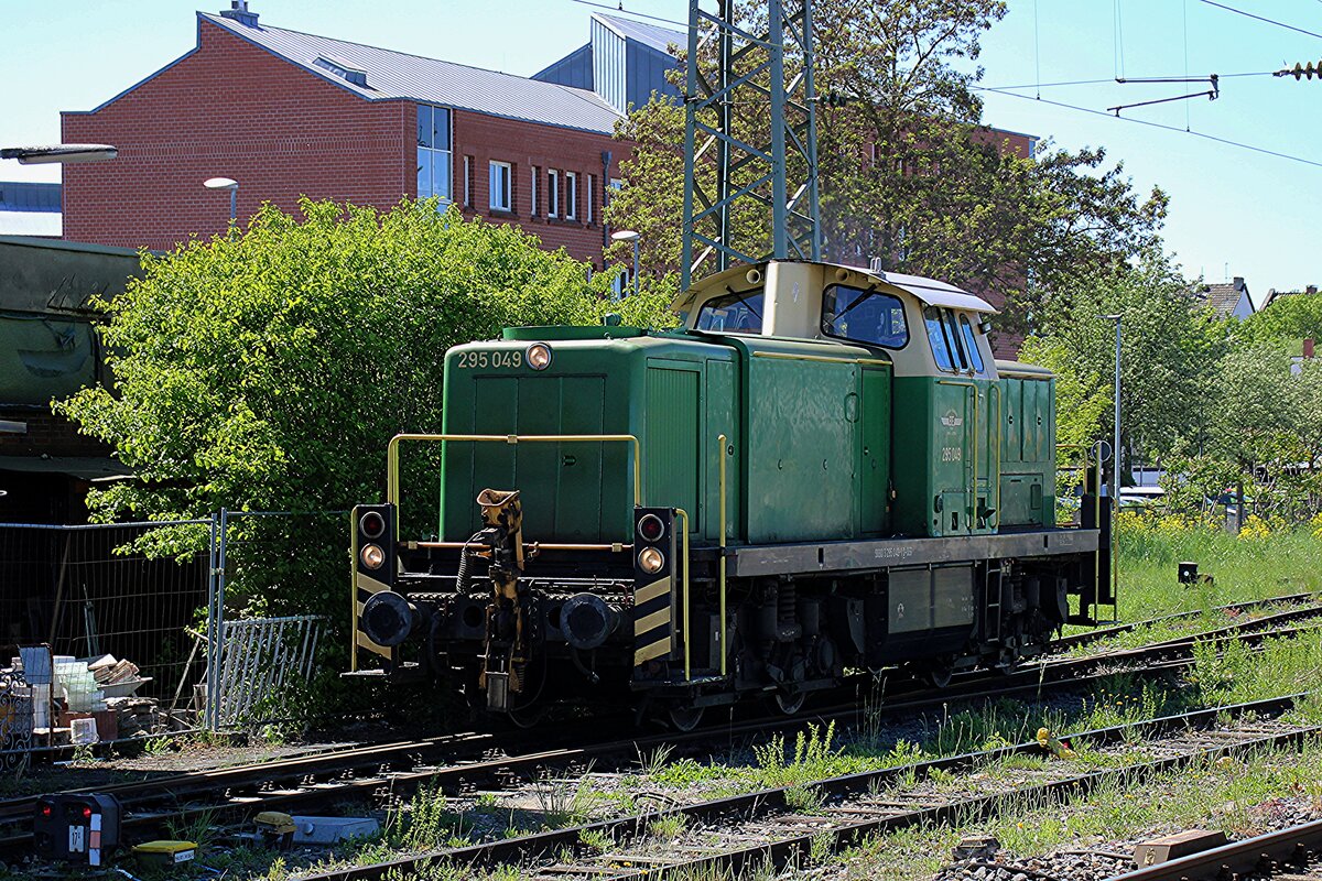 Brohltalbahn 295 049 steht am 30 April 2026 in Neuwied.