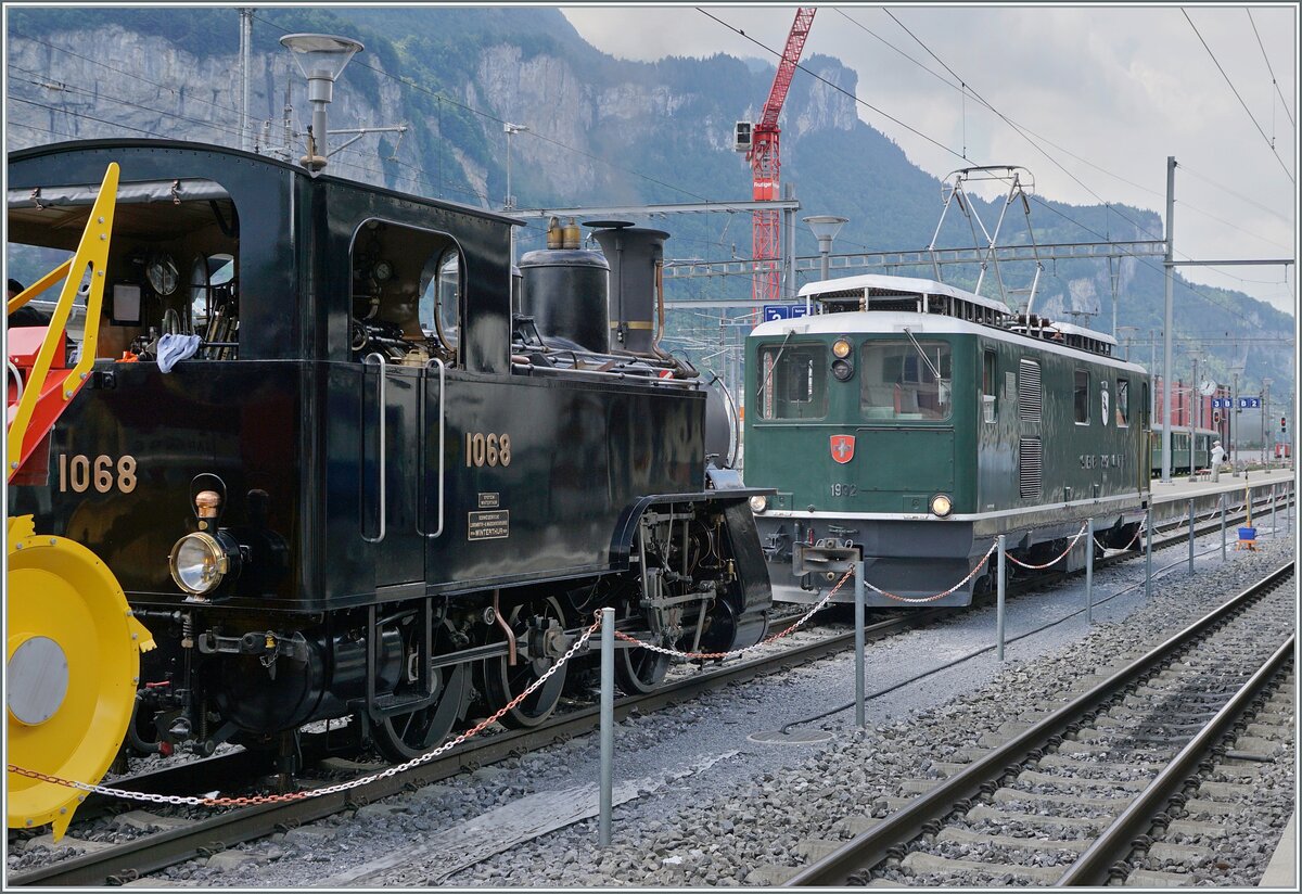 Brünigbahn Berglok unter sich: im Vordergrund (und leider angeschnitten) die SBB HG 3/3 1068 und im Hintergrund der  Muni, die HGe 4/4 1992.
Während von den HGe 4/4 I nur zwei Stücke gebaut wurden, lieferte die SLM von 1905 bis 1926 18 Loks der SBB  Gruppe 94  an die Brünigbahn. 
Eine dieser Lok, die HG 3/3 1063 für das  Verkehrshaus in Luzern aufgeschnitten um so dem Besucher die Technik / Funktionsweise der Dampflok zu präsentieren. 

23. August 2025