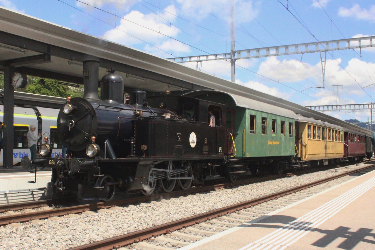 BSB-51 pendelt am 18 Mai 2025 zwischen Bahnhof und BLS-Werkstätte Koninlfingen während das Spektakel  150 Jahre Emmentalbahn .