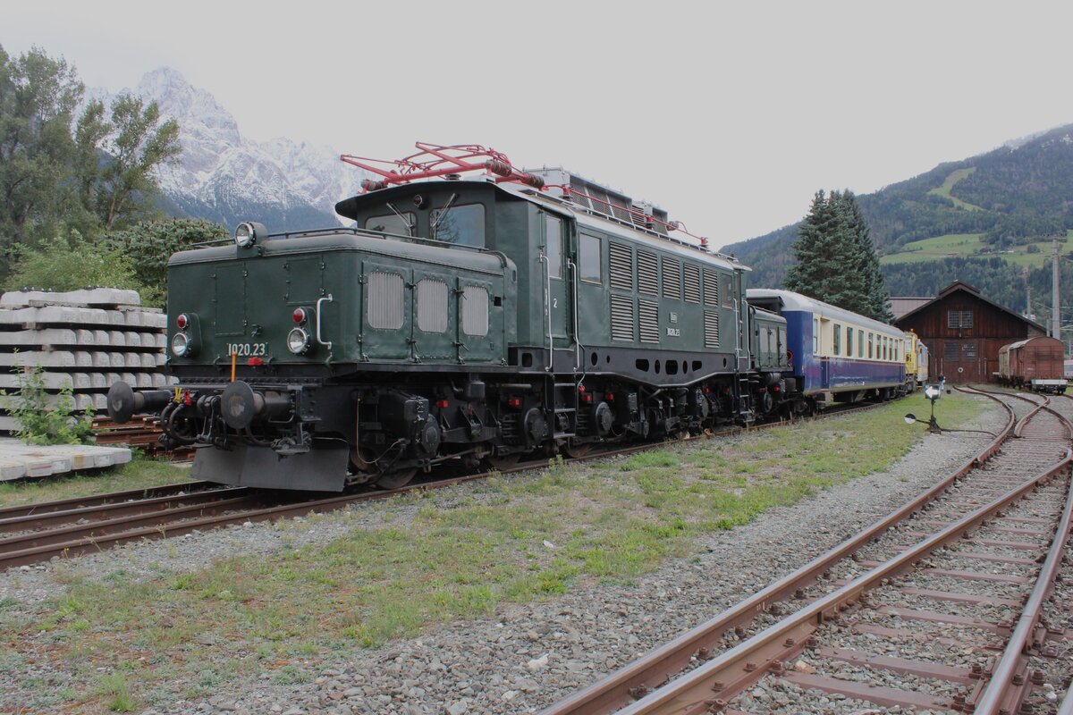 Buchstablich und bijnahe völlig ins Wasser gefallen ist der 10.Jubiläumsfest der Lienzer Eisenbahnfreunde am 14 September 2024. Wegen der sich rasch entwickelende Sturmschaden wurde das Bw-fest stark eingeschránkt und fiel ein Museumszug aus, der 2. des Tages traf mit ein Stunde Verspätung ein. Vons bw-gelande, das am 14 September 2024 offenbar zugangig war, könnte jedoch 1020.23 auf den Chip geretter werden.