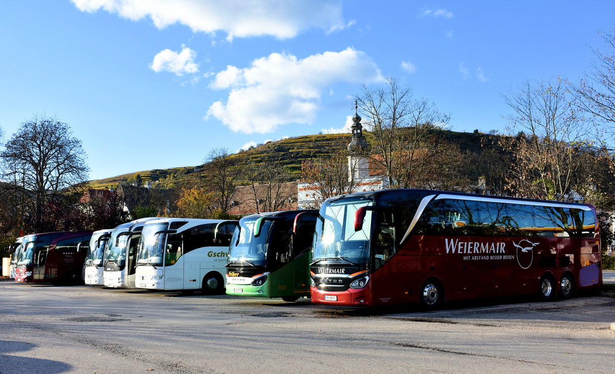 Buntes Bild in Krems,rechts ein Setra 516 HDH von Weiermair Reisen aus �sterreich.