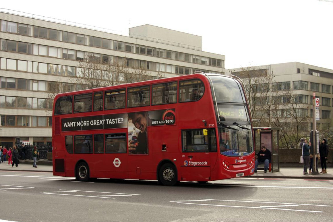Bus 19745 der Linie 53  von Stagecoach f�hrt am 20.3. 2014 auf die Westminster Bridge in Richtung Parlament auf.