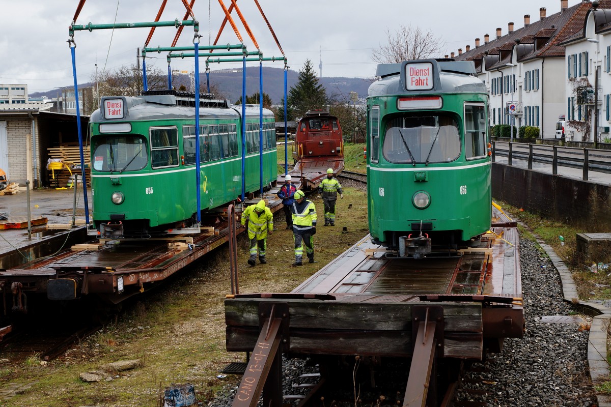 BVB: Abschied von den Be 4/6 623 - 658 aus dem Jahre 1972. Der Verlad fr die lange Reise nach Belgrad, beim alten Gterbahnhof Dreispitz, fand vom 1. bis 3. Februar 2016 statt. In ihrer neuen Heimat sollen die gut gepflegten Veteranen aus der Schweiz noch ca. zehn Jahre im Einsatz stehen. Die allerletzten Fahrten auf den BVB-Geleisen waren nur noch mit der Untersttzung vom Be 4/4 490 (FCB) und einem BVB-Werkstattlastwagen der Marke Mercedes mglich. Fr das Rangiermanver von SBB Cargo stand die Bm 4/4 18414 im Einsatz. Die Aufnahmen stammen vom 1. Februar 2016.
Foto: Walter Ruetsch 
     