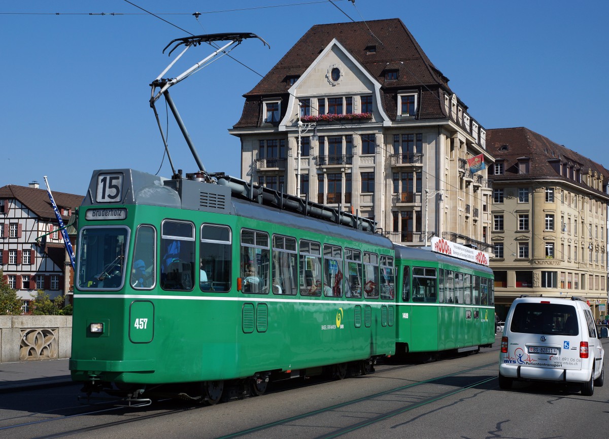 BVB: Den Standard Tram Zgen bestehend aus Be 4/4 (1967-1968) + B4 naht das Ende. Durch die Inbetriebnahme von mehreren FLEXITYBASEL ist der Bestand bereits stark geschrumpft. Be 4/4 457 (Linie 15) + B4 beim Passieren der Mittleren Rheinbrcke am 2. Oktober 2015. An Olli: Da sich der erhoffte rote FIAT 500 nicht zeigte, musste ich mich mit einem VW begngen ! 
Foto: Walter Ruetsch