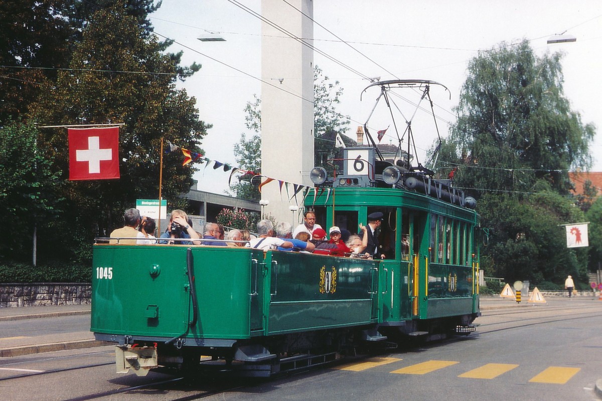 BVB: Zu den Zeiten, da die Strassenbahnen noch nicht mit Klimaanlagen ausgerstet waren, wurden die Fahrgste im Sommer bei sehr grosser Hitze in BADEWANNEN (ohne Wasser) durch die Stadt Basel transportiert. Be 2/2 181 (1925) mit der Badewanne 1045 auf der Linie 6 bei Allschwil im Juli 2005.
Foto: Walter Ruetsch