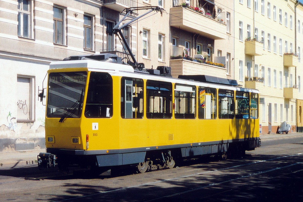 BVG: SOLO-TATRA Tramzug auf der Linie 21 in Berlin im Juni 2004. Diese bereits seit mehreren Jahren ausrangierten speziellen Fahrzeugtypen verdienten ihr letztes Gnadenbrot in Schweden bei der Strassenbahn Norrkping.
Foto: Walter Ruetsch
