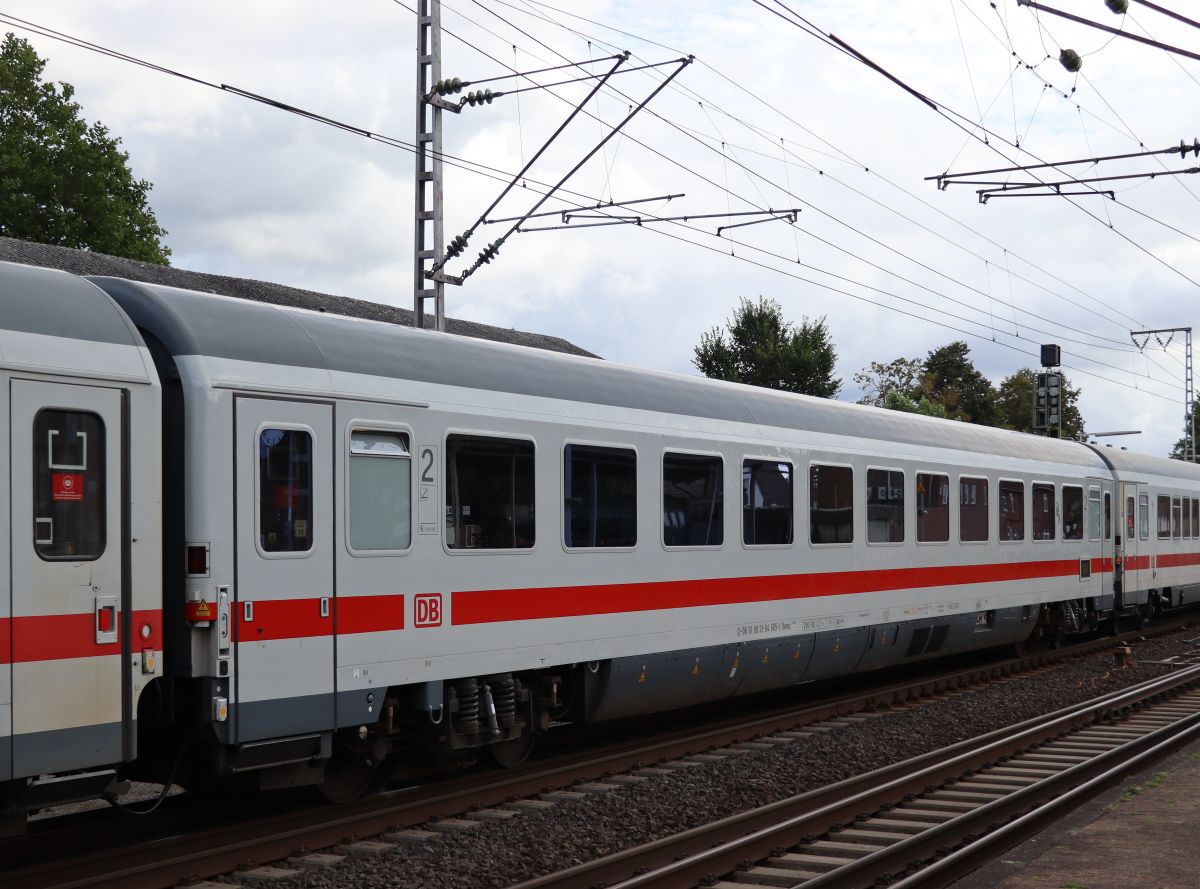 Bvmsz 186.6 Intercity Reisezugwagen 2.klasse mit Nummer D-DB 61 80 21-94 665-1 Bahnhof Salzbergen, Deutschland 16-09-2021.

Bvmsz 186.6 Intercityrijtuig tweede klasse met nummer D-DB 61 80 21-94 665-1 station Salzbergen, Duitsland 16-09-2021.
