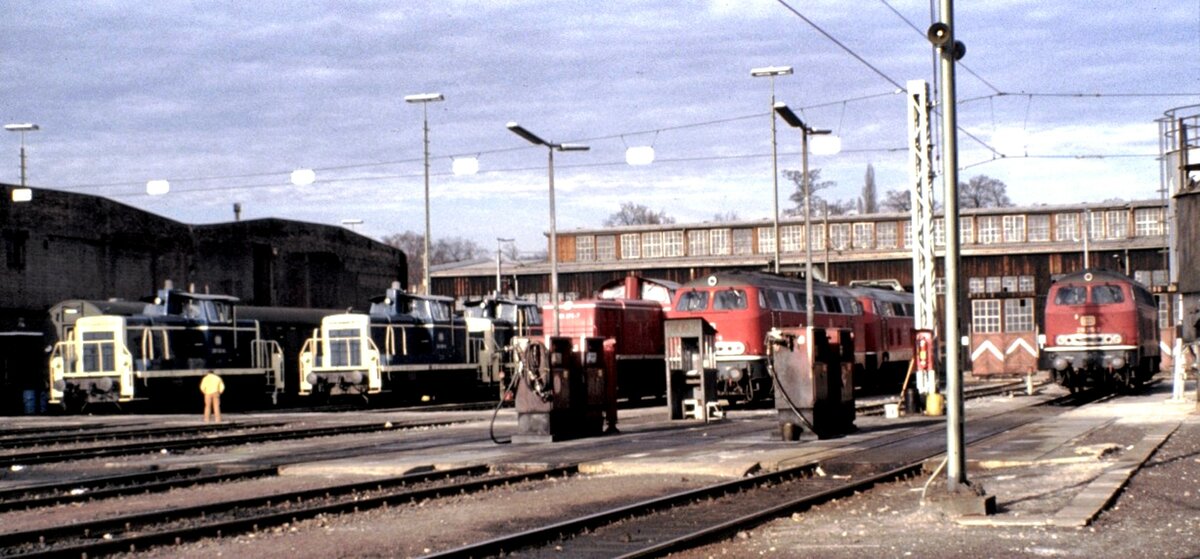 Bw-Führung in Stuttgart, Diesellok-Bereich; zu sehen sind Tankstellen und Dieselloks der BR 363 und Co., 290 und 218, am 12.10.1980.