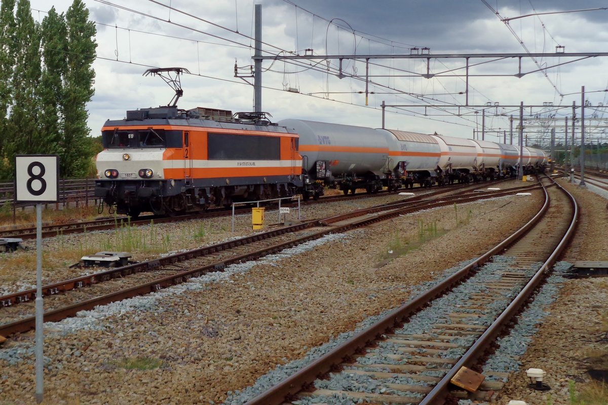 Captrain 1837 zieht ein Gaskesselwagen durch Breda am 24 Augustus 2018.