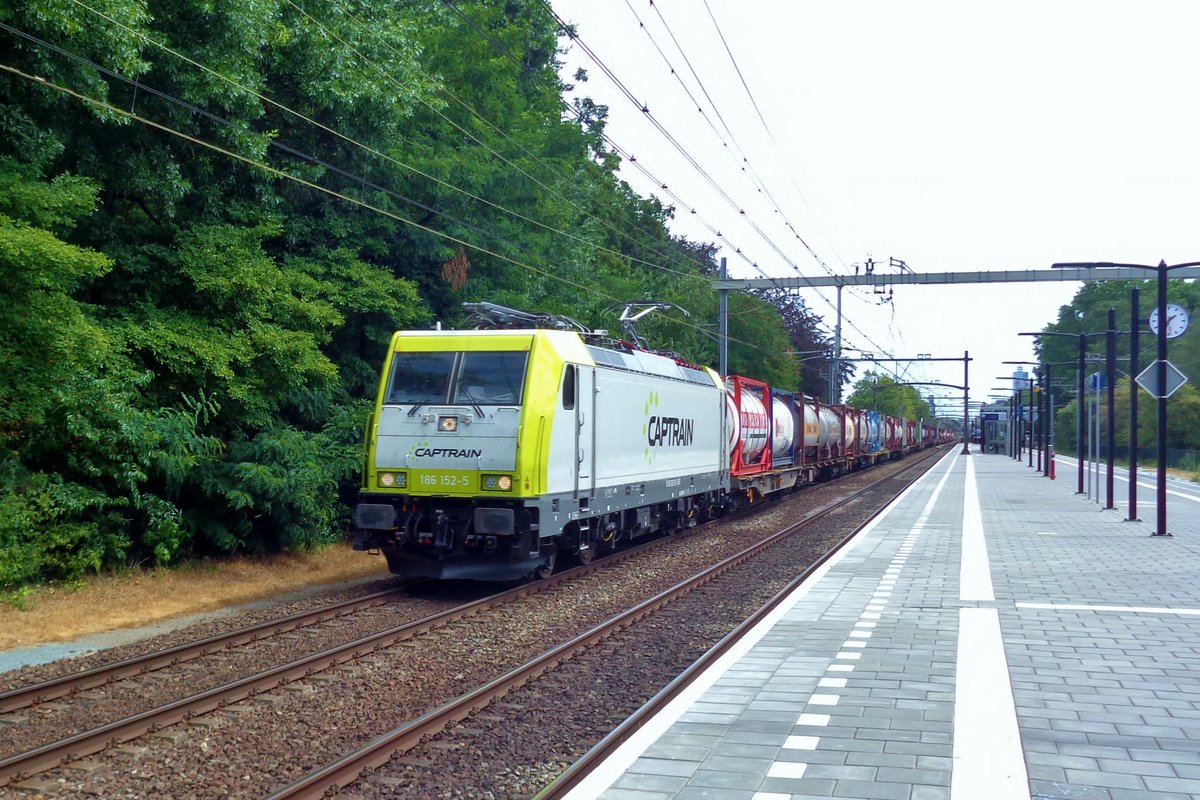 Captrain 186 152 durcheilt Tilburg-Universiteit am 29 Juli 2018. 