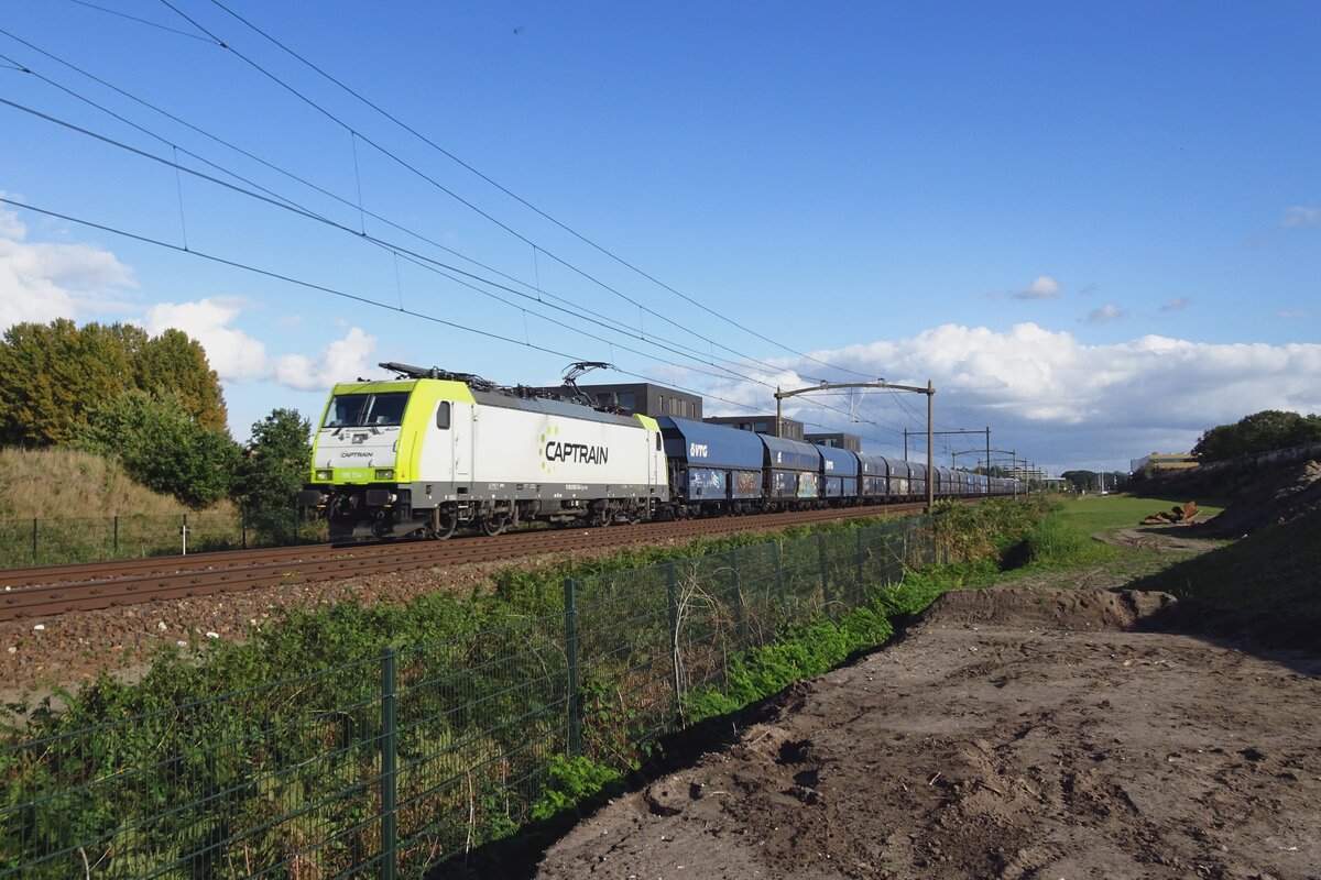 CapTrain 186 154 zieht ein Kohlezug durch Tilburg-Reeshof am 15 Oktober 2021.
