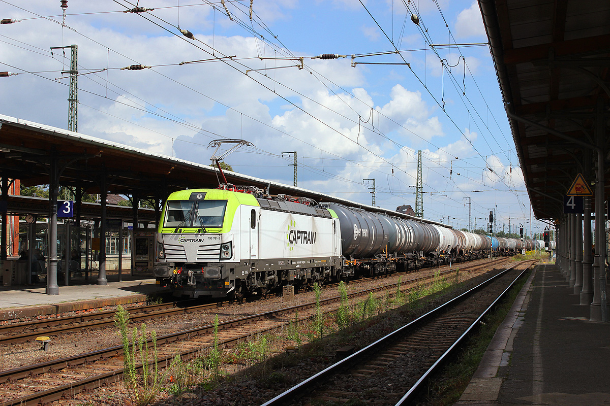 Captrain 193 781 kam mit einem Kesselzug von Decin nach Hamburg aus Richtung Magdeburg und hielt im Gleis 3 kurz an, weil der Lokführer die Bahnhofsgastronomie besuchen wollte, 20.08.2017.