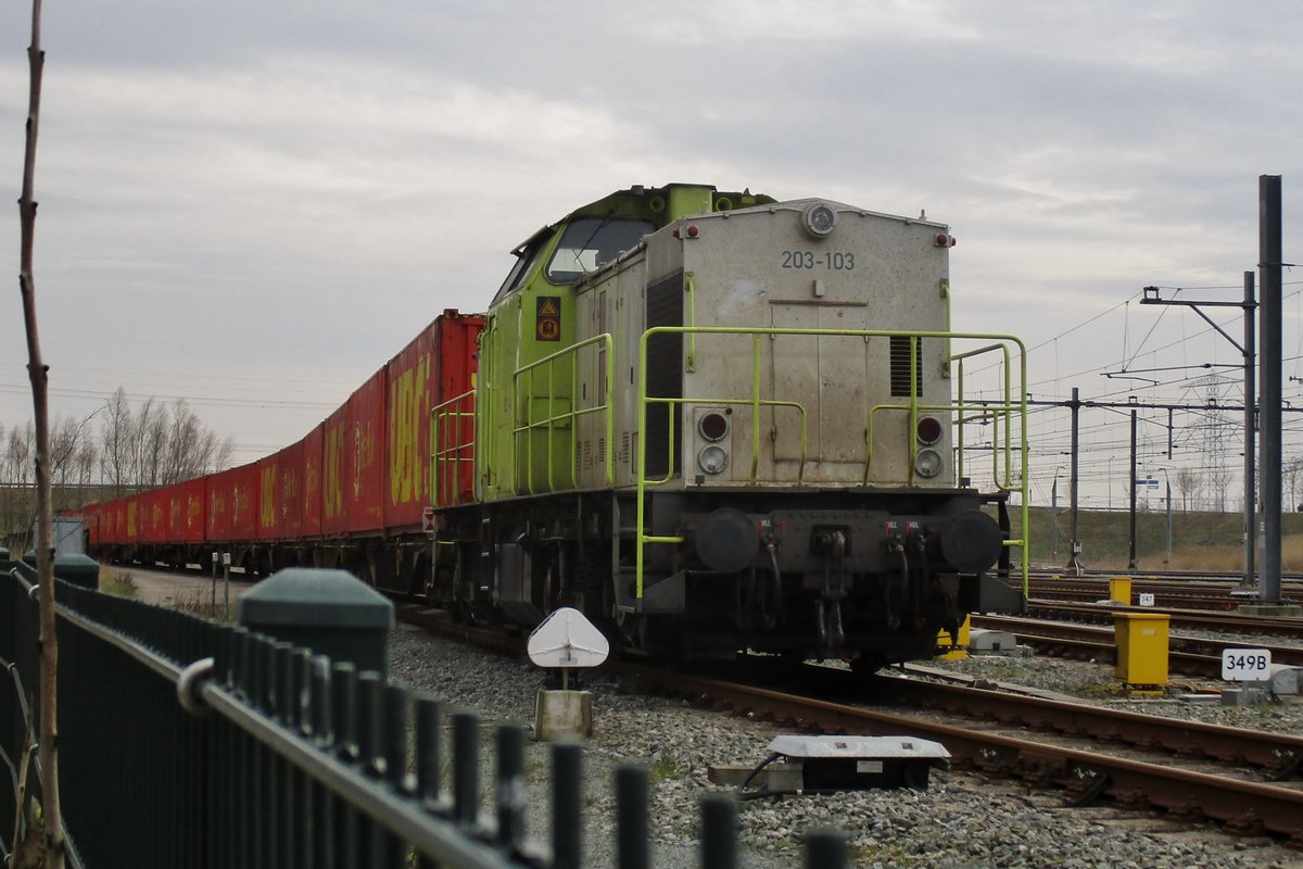 CapTrain 203-103 steht mit ein UBC-Containerzug am 18 März 2018 in Lage Zwaluwe.