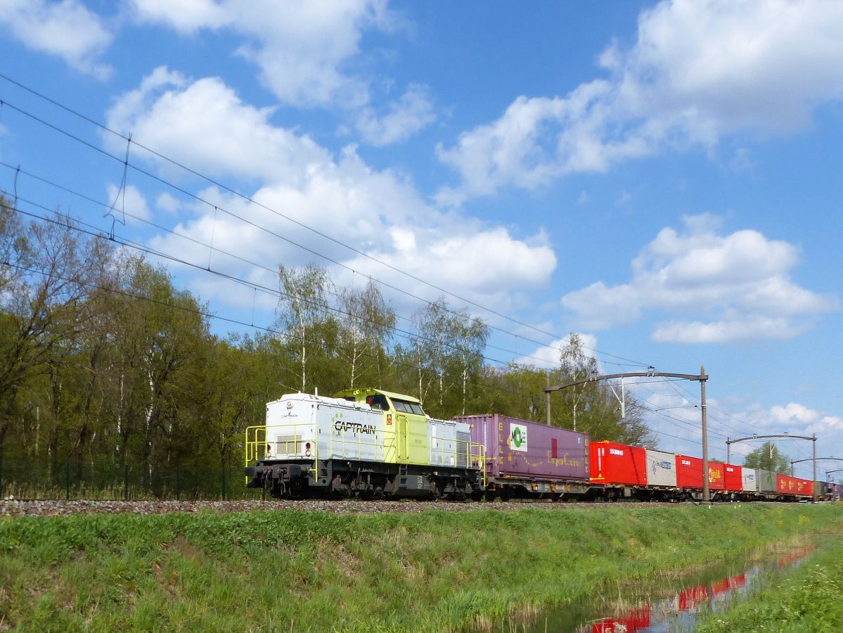 Captrain Diesellokomotive 203-101 (92 80 1203 137-5 D-ITL) Nemelaerweg, Oisterwijk 07-05-2021.

Captrain diesellocomotief 203-101 (92 80 1203 137-5 D-ITL) Nemelaerweg, Oisterwijk 07-05-2021.