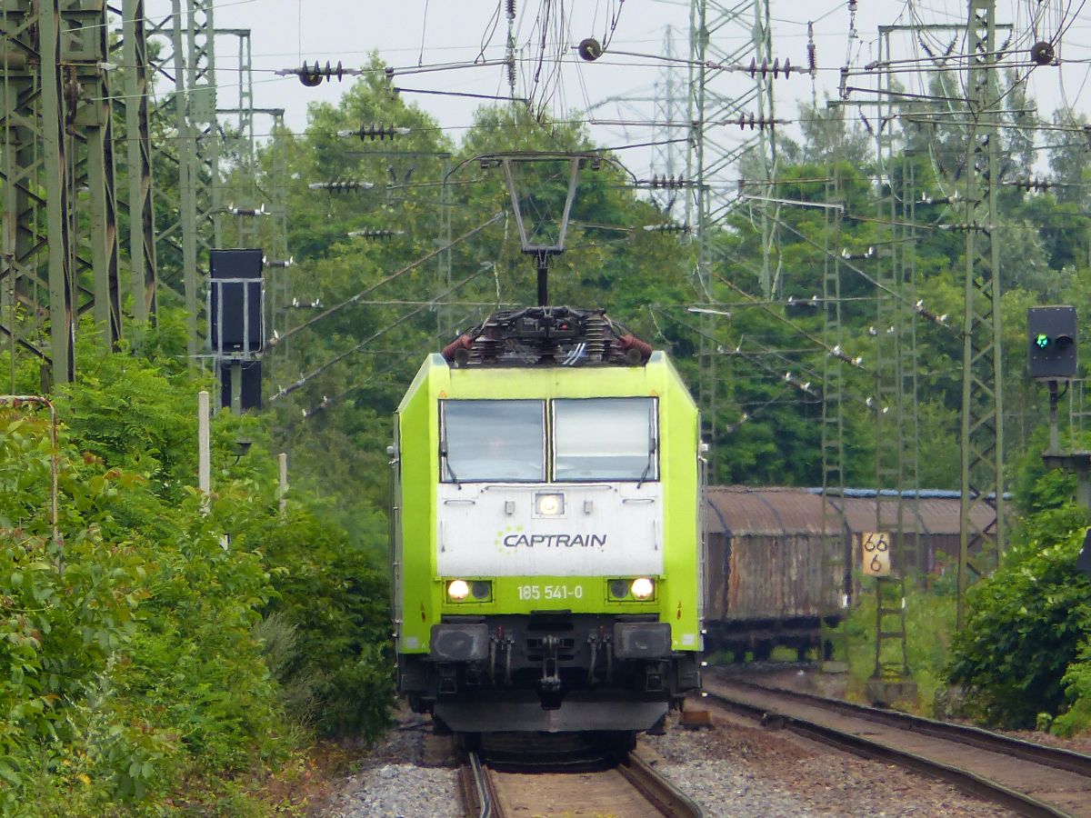 Captrain loc 185 541-0 Rangierbahnhof Gremberg bei Bahn�bergang Porzer Ringstra�e, K�ln 08-07-2016.

Captrain loc 185 541-0 rangeerstation Gremberg bij overweg Porzer Ringstra�e, Keulen 08-07-2016.