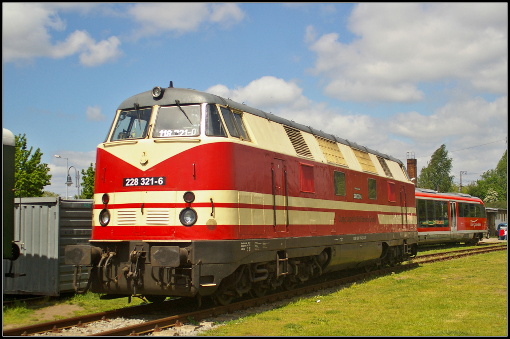 Cargo Logistik 228 321-6 in Magdeburg Neustadt, 10.05.2015
<br><br>
Beim Familienfest der Magdeburger Eisenbahnfreunde war die V 180 der CLR zu Gast (NVR-Nummer 92 80 1228 321-6 D-CLR)