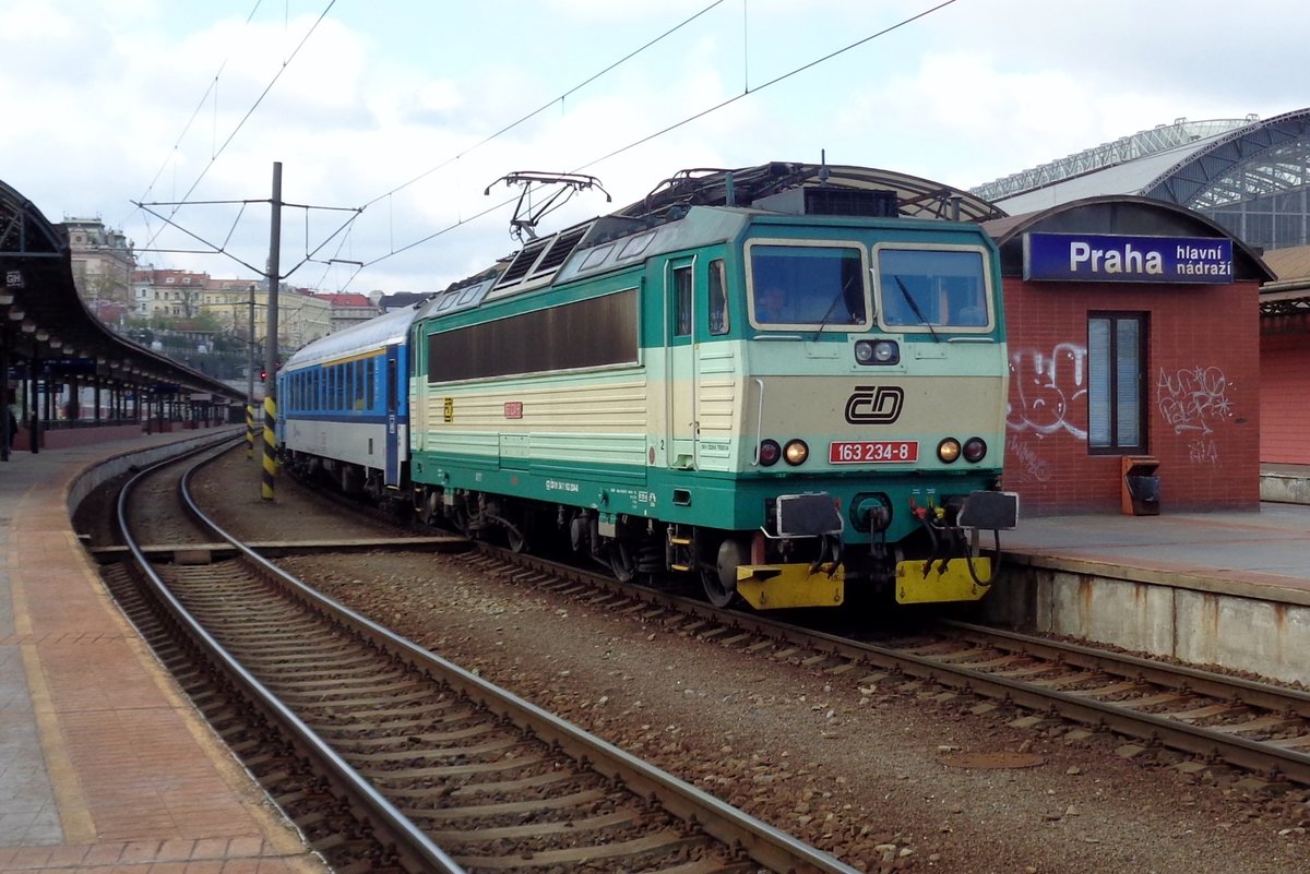 CD 163 234 steht am 2 Januar 2017 in Praha hl.n. und tragt noch immer ein Probefarbenschema. 