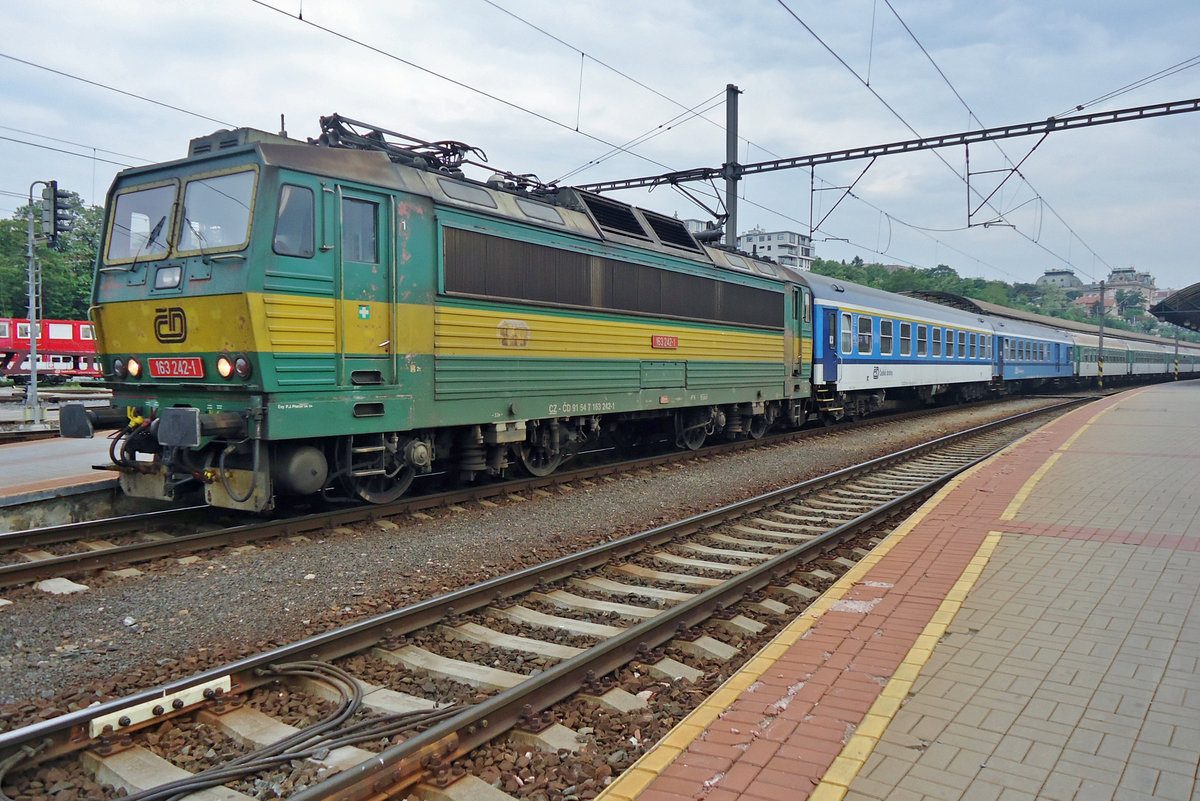 CD 163 242 steht am 24 Mai 2015 in Praha hl.n.