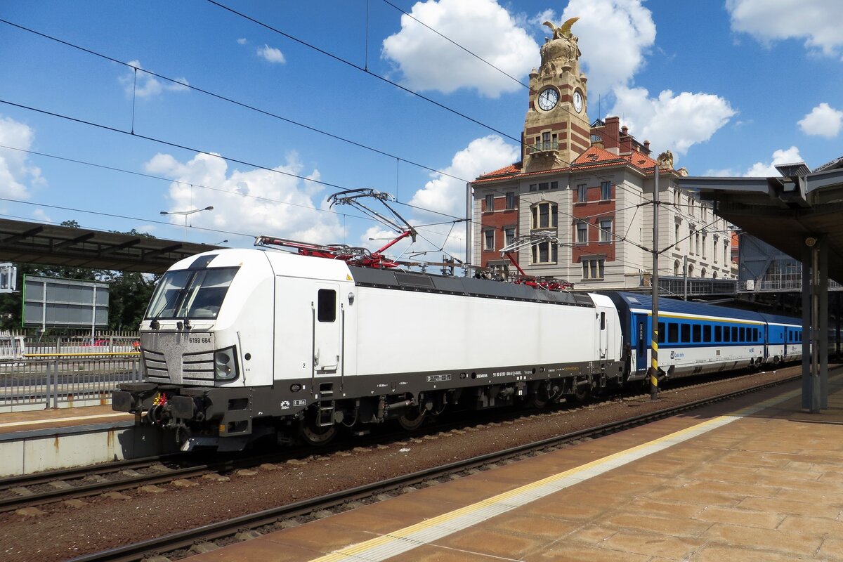 CD-Sldner 6 193 684 steht mit ein InterJet Garnitur in Praha hl.n. am 12 Juni 2022.