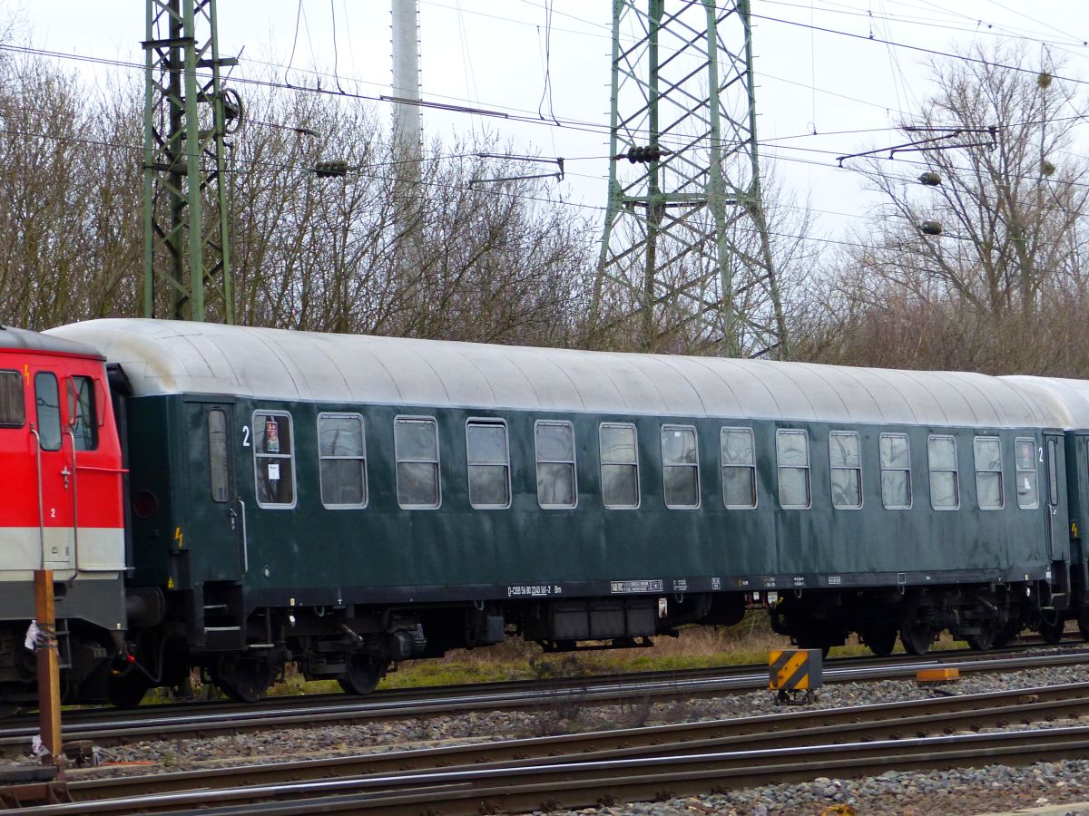 Centralbahn Bm 027 Sitzwagen 2. Klasse mit Nummer D-CBB 56 80 22-40 161-2 ex-DB Bm238. Rangierbahnhof Kln Gremberg. Porzer Ringstrae, Kln 08-03-2018.

Centralbahn Bm 027 zitrijtuig 2e klasse met nummer D-CBB 56 80 22-40 161-2 ex-DB Bm238. Rangeerstation Keulen Gremberg. Porzer Ringstrae, Keulen 08-03-2018.