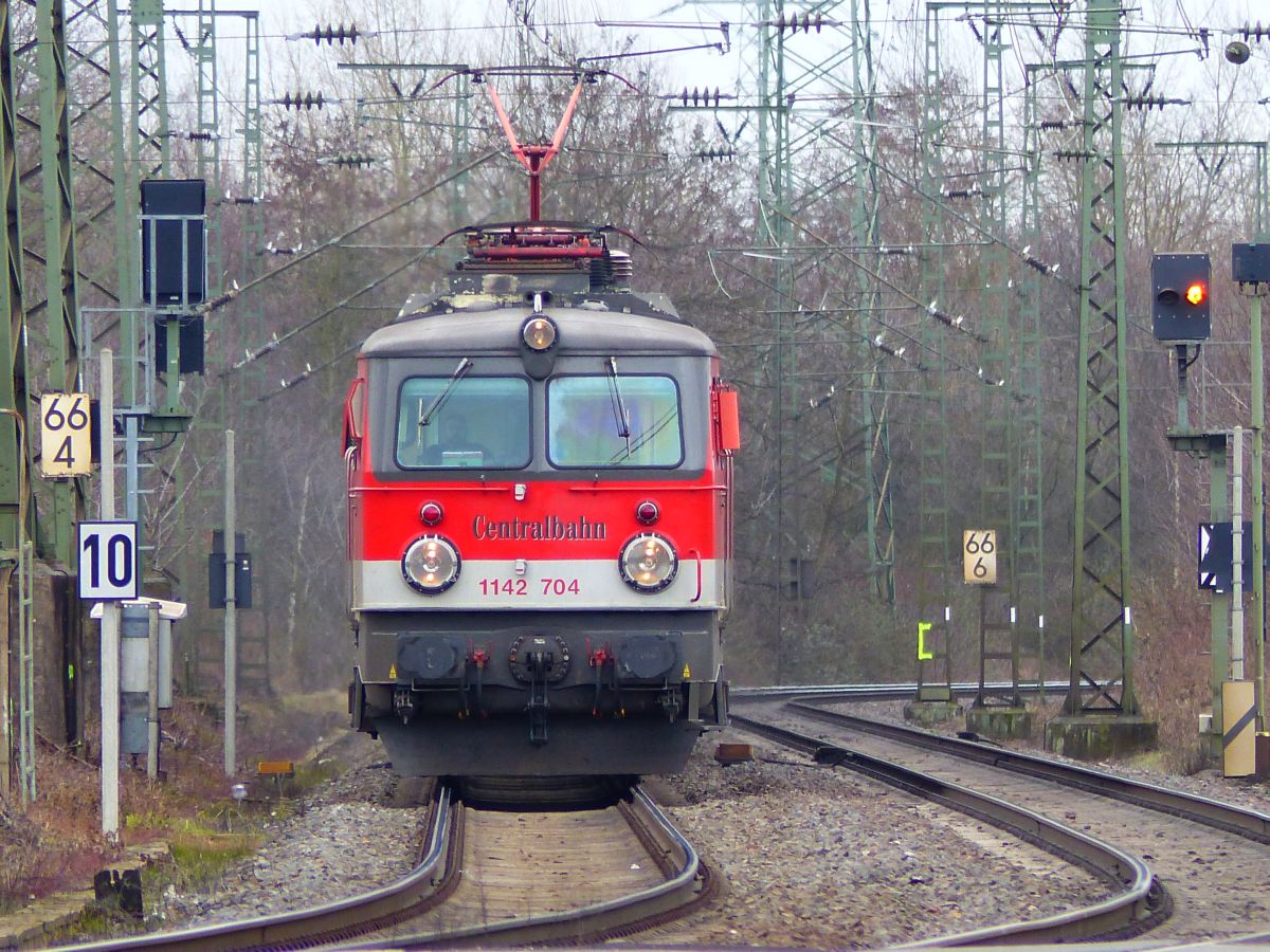 Centralbahn Lok 1142 704 (91 81 1142 704-4 A-CBB) Baujahr 1977. Rangierbahnhofn Kln Gremberg, Porzer Ringstrae, Kln, Deutschland 08-03-2018.

Centralbahn loc 1142 704 (91 81 1142 704-4 A-CBB) bouwjaar 1977. Rangeerstation Keulen Gremberg, Porzer Ringstrae, Keulen, Duitsland 08-03-2018.