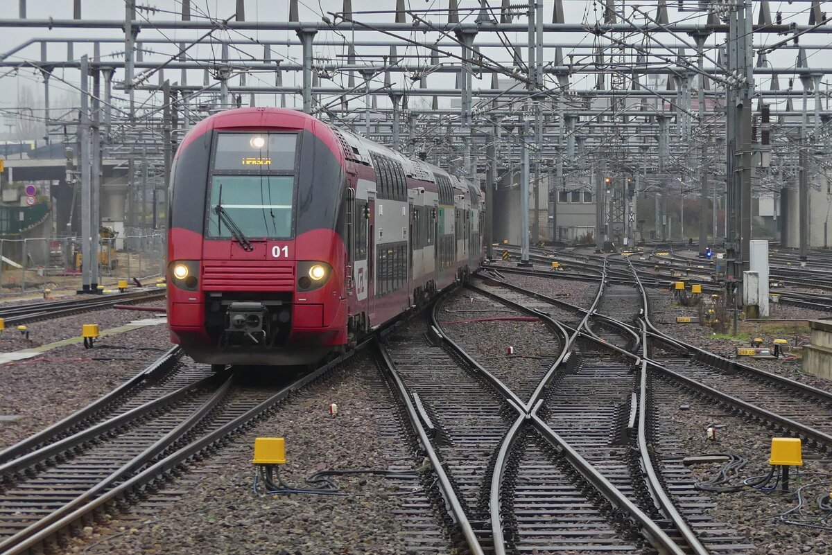 CFL 2201 aus Petange kommend fährt in den Bahnhof von Luxemburg ein (Hans) 19.12.2023