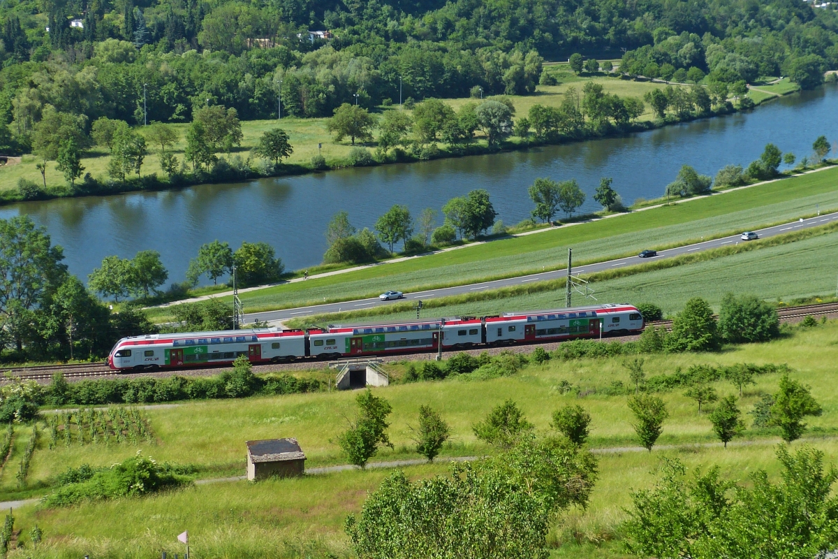 CFL 2313 fährt an der Mosel entlang der deutsch luxemburgischen Grenze entgegen in Richtung Wasserbillig. 13.06.2021