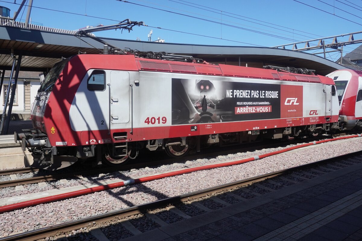 CFL 4019 warnt am 22 Mai 2026 in Luxembourg Gare gegen unsinniges Verhalten beim Bahn�berg�nge.