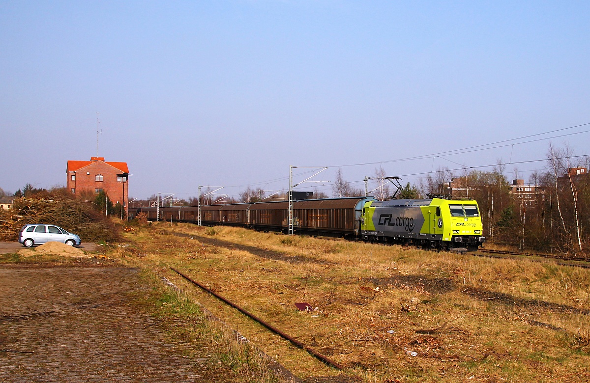 CFL Cargo 185 534-5 fährt hier gemütlich mit einem H-Wagen Zug durch Flensburg-Weiche. 03.04.2014