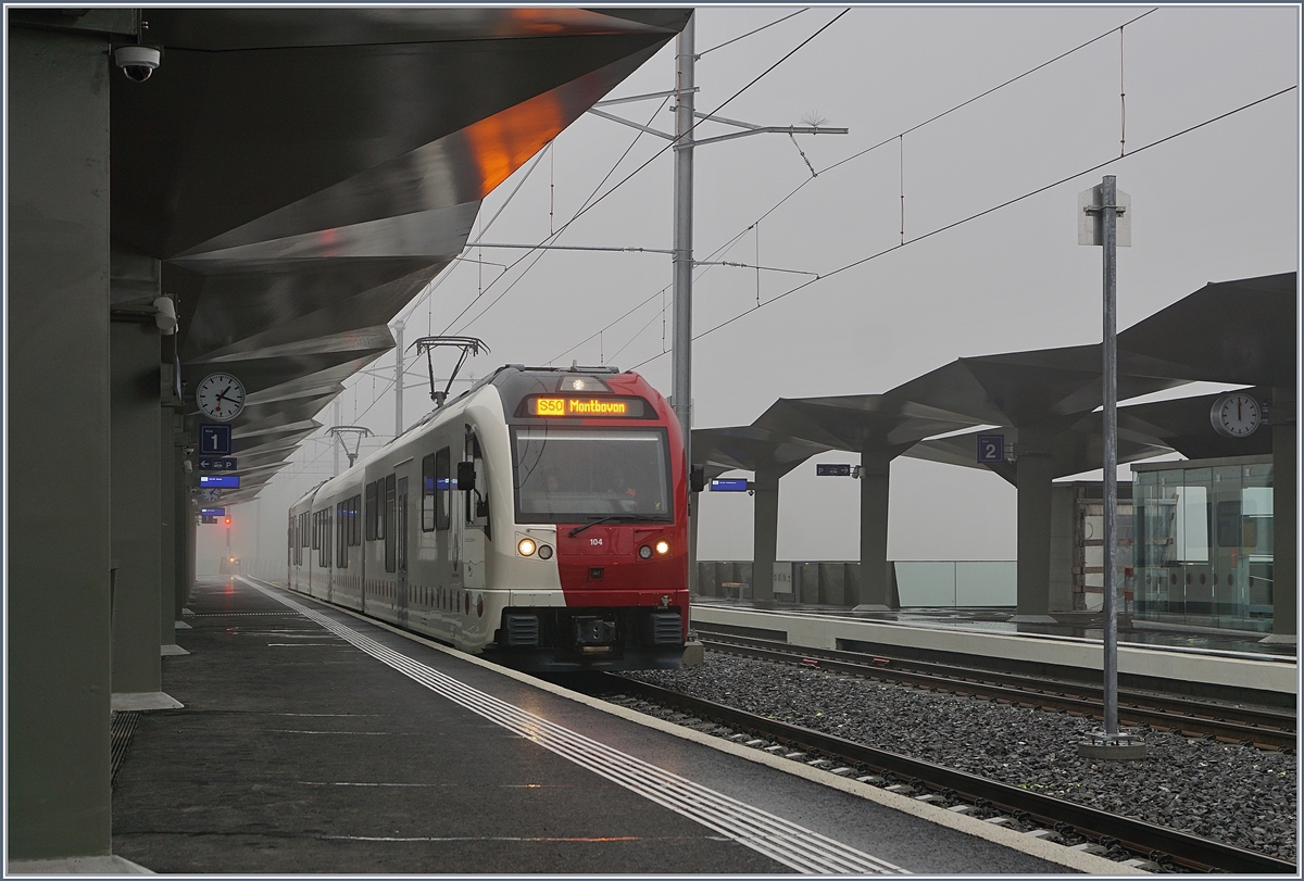 Châtel St-Denis ein cooler Bahnhof, die Aussentemperatur von +2° vermag die Architektur und der ungehindert durchziehende Wind gut und genre zu gefühlte -5° abkühlen. Im Bild der TPF Be 2/4 104 - B - ABe 2/4 104  Dzodezet Express  als S50 14824 bei der pünktlichen Abfahrt, falls die Uhr auf Gleis 1 und nicht jene auf Gleis 2 die Zeit angibt.

1. Dez. 2019