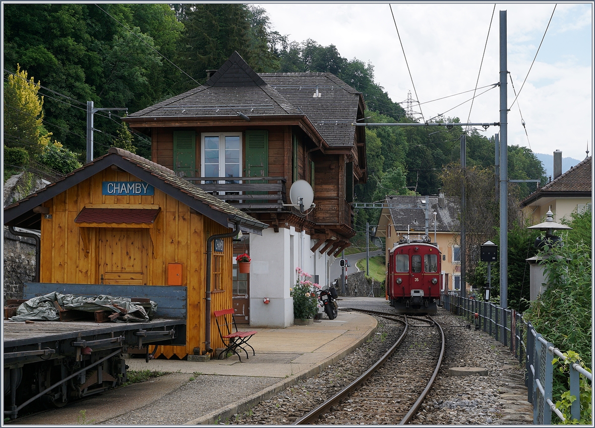 Chamby, im Hintergrund das MOB Empfangsgebäude und im Vordergrund der  neuen  Blonay-Chamby Bahnhof. Des weitern ist im Hintergrund der RhB ABe 4/4 35 zu erkennen. 

13. Juni 2020