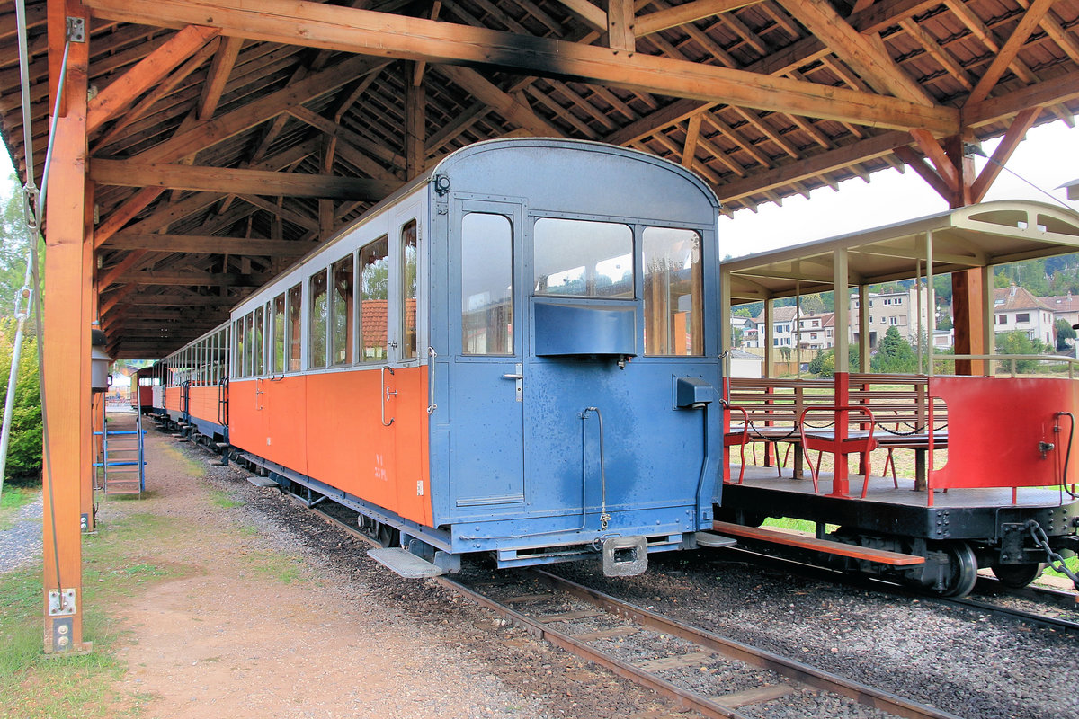 Chemin de Fer Forestier d'Abreschviller : der einstige WAB-Wagen 35 mit Stirnwandtüren wartet auf seinen Einsatz im zweiten heute eingesetzten Zug. 22.7.18