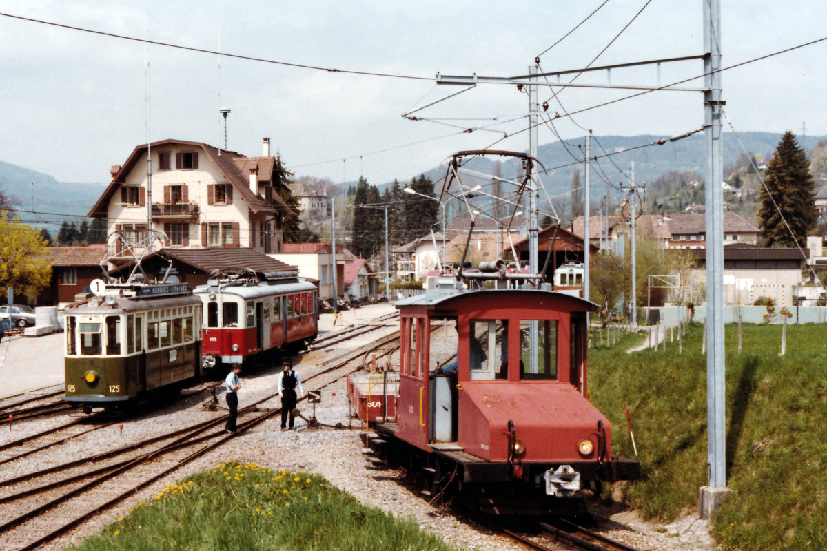 Chemins de fer électriques Veveysans (CEV).
Alltäglicher Bahnbetrieb in Blonay im Mai 1986.
Erkennbar sind: CEV Te 2/2 82, CEV BDe 4/4 105, CEV BDe 4/4 103 sowie der BC Be 2/2 125, ehemals CGTE (MC).
Foto: Walter Ruetsch 