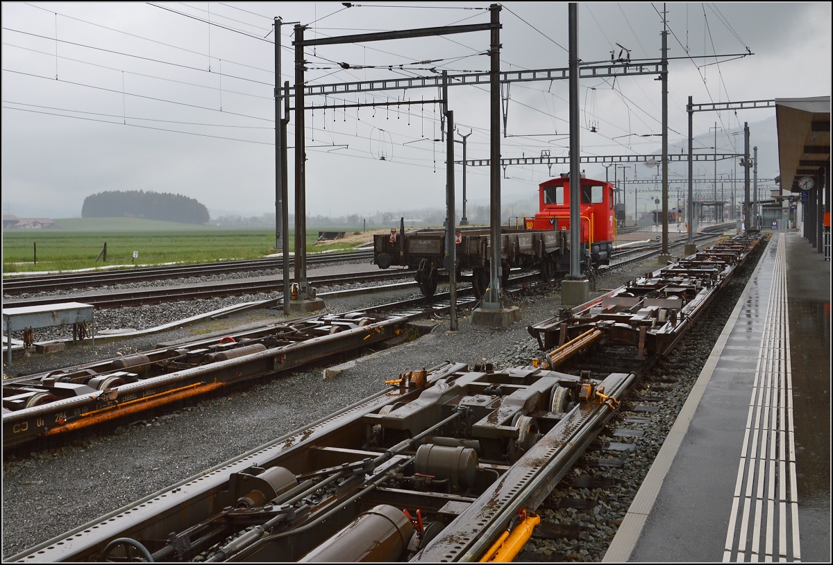 Chemins de fer de Jura (CJ). Die Rollschemelanlage in Glovelier genauer betrachtet.  April 2016.