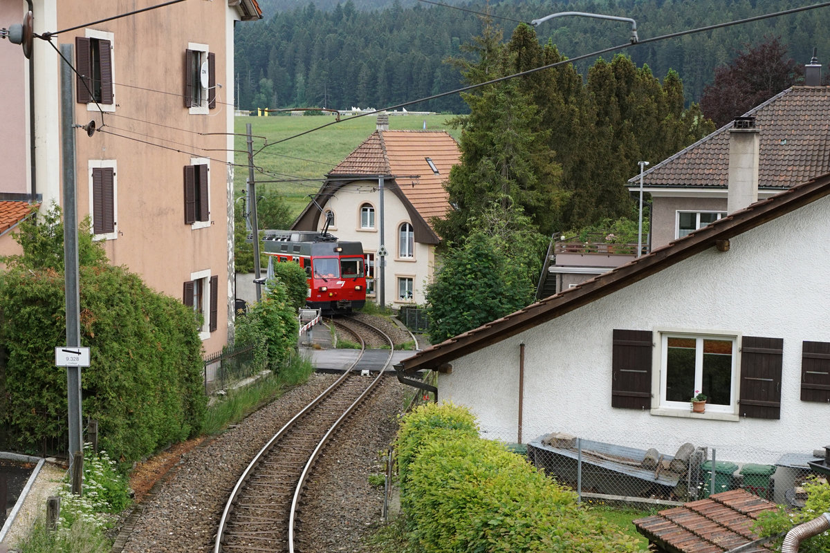 Chemins de fer du Jura, CJ.
Be 4/4 615 ehemals Frauenfeld-Wil-Bahn, FW auf der Fahrt bei Tramelan am 7. Juni 2018.
Foto: Walter Ruetsch 