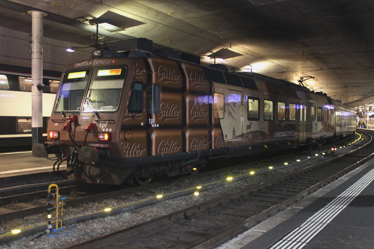 Chokolade in Bern: TPF 235 steht am Abend von 31 Dezember 2024 in Bern mit Chokoladewerbung.