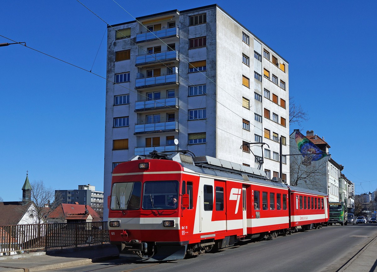 CJ: Auf einem kurzen Streckenabschnitt in La Chaux de Fonds, wo der BDe 4/4 II 611 am 12. März 2015 aufgenommen wurde, verkehrt die CJ als Strassenbahn.
Foto: Walter Ruetsch 