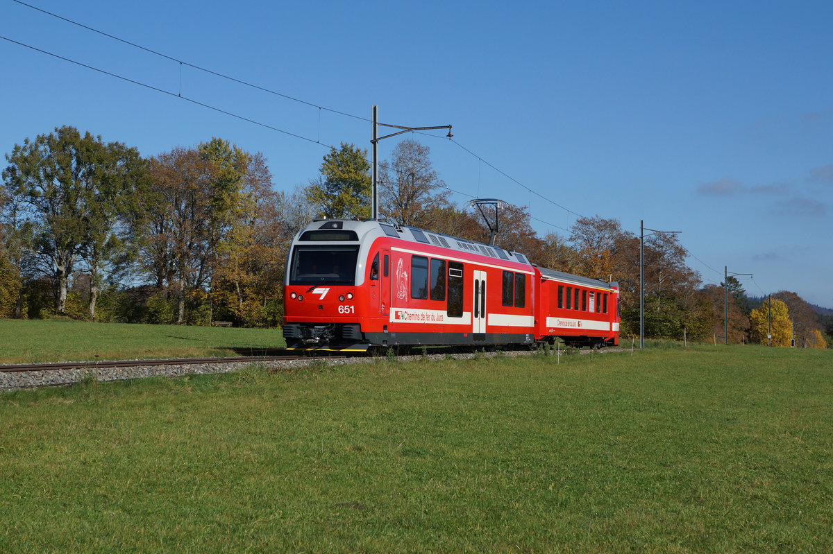 CJ: Der erste neue Be 4/4 651 von Stadler Rail in herbstlicher Umgebung im sonnigen Jura am 27. Oktober 2016.
Foto: Walter Ruetsch