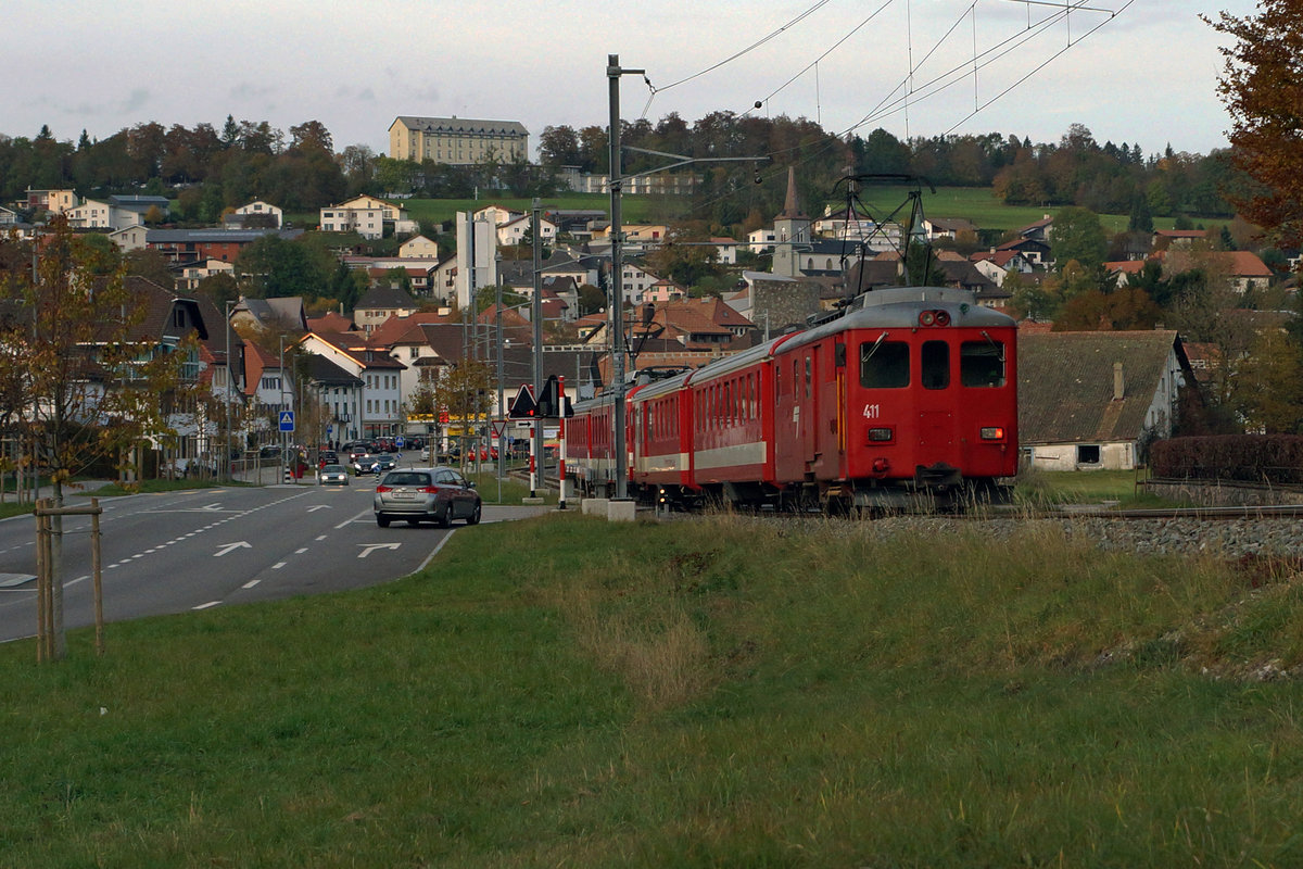 CJ: Regionalzug in der Abenddämmerung bei Le Noirmont unterwegs am 24. Oktober 2016.
Foto: Walter Ruetsch