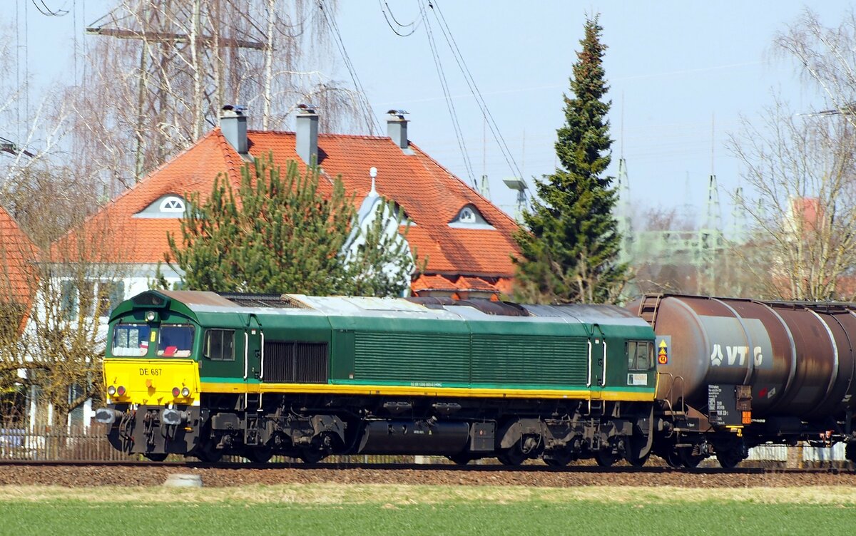 Class 66 687 mit Kesselwagenganzzug in Vöhringen am 08.04.2015.