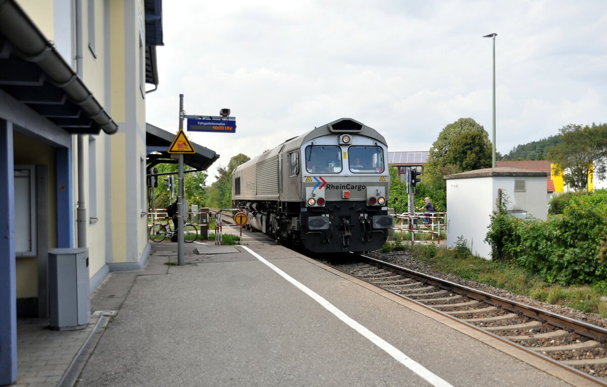 Class 66 DE 672 von Rhein Cargo in Bellenberg am 31.08.2022.
