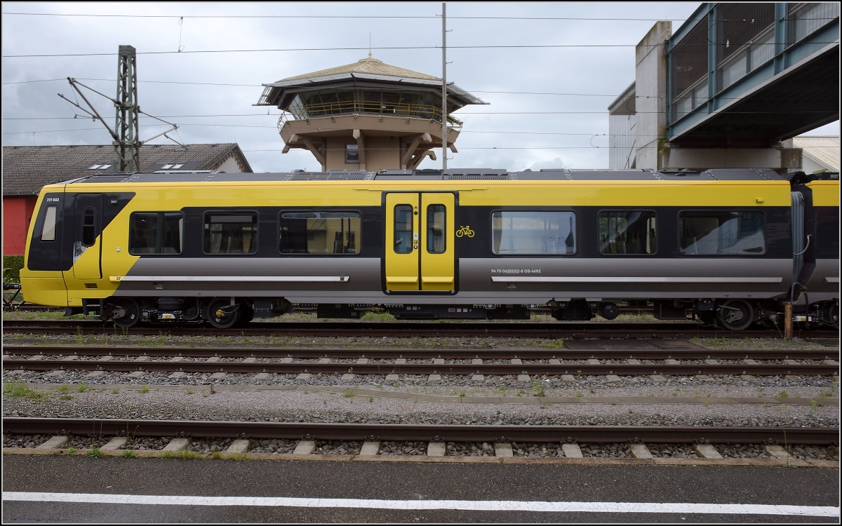 Class 777 für die Metro Liverpool auf dem Weg nach Altenrhein. Aus Zug 777 002 der Steuerwagen 94 70 0 430 002-8 GB-MRE. Konstanz, Juli 2020.