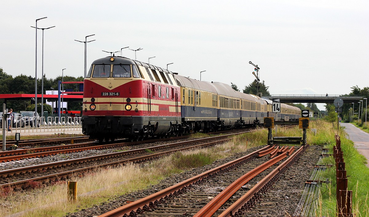 CLR 228 321-6(LOB, Bj 1968, Baunr.280125, V180 321) mit dem Rheingold  Hauke Haien  (SDZ 20098) aus Dortmund kommend hat hier pünktlich Einfahrt in Niebüll. Niebüll 26.08.2017