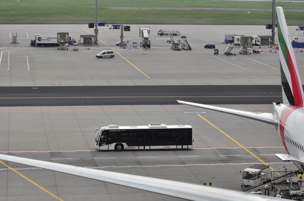 COBUS 2700 am Vorfeld von Frankfurt/Main Airport unterwegs.Foto von der Besucherterrasse,26.9.2013.