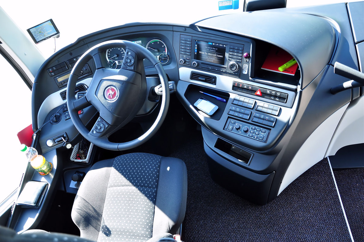 Cockpit des neuen Setra 516 MD vom Reiseb�ro Penner aus Nieder�sterreich in Krems gesehen.