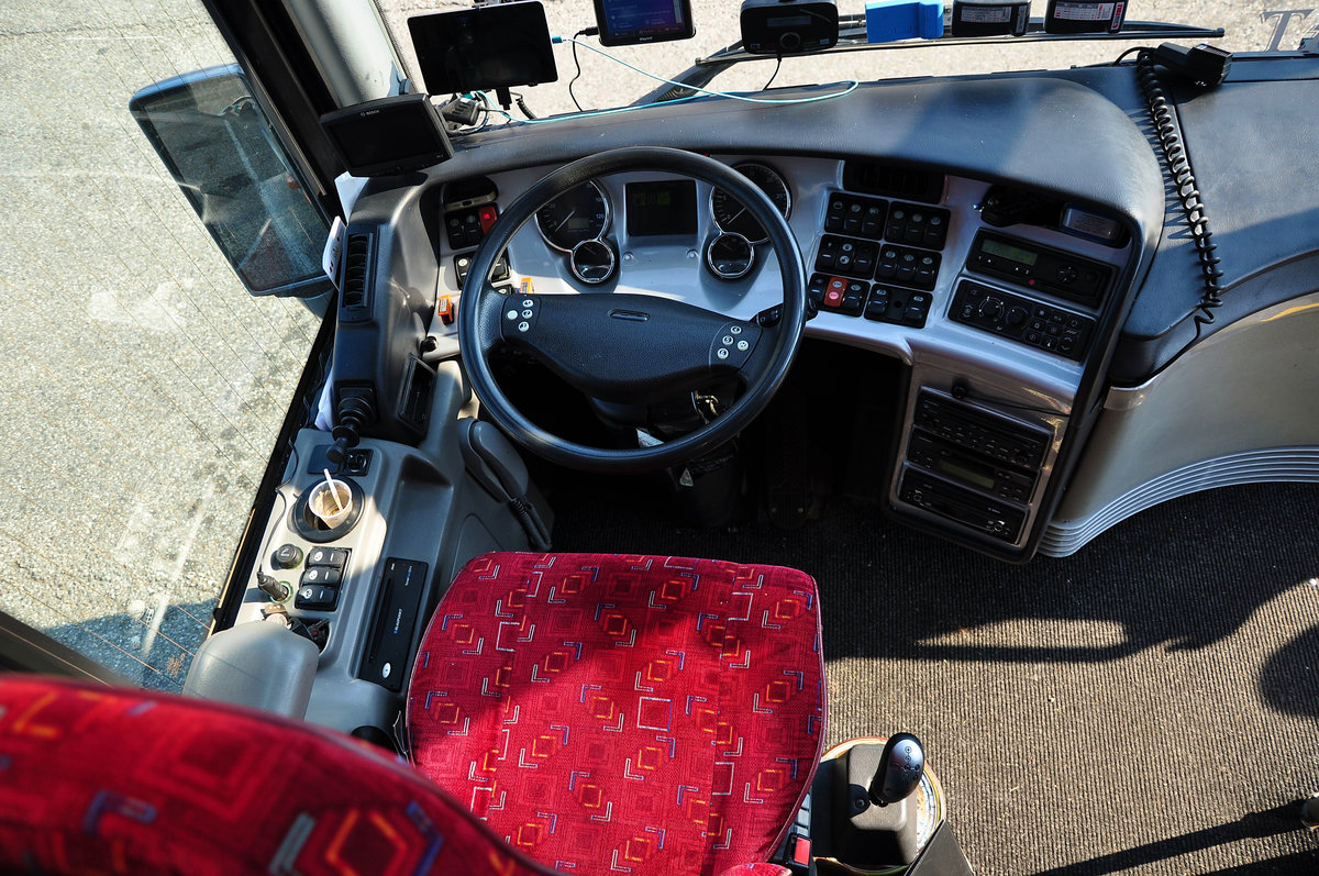 Cockpit im Temsa Diamond von K�l�njarat aus Ungarn in Krems.