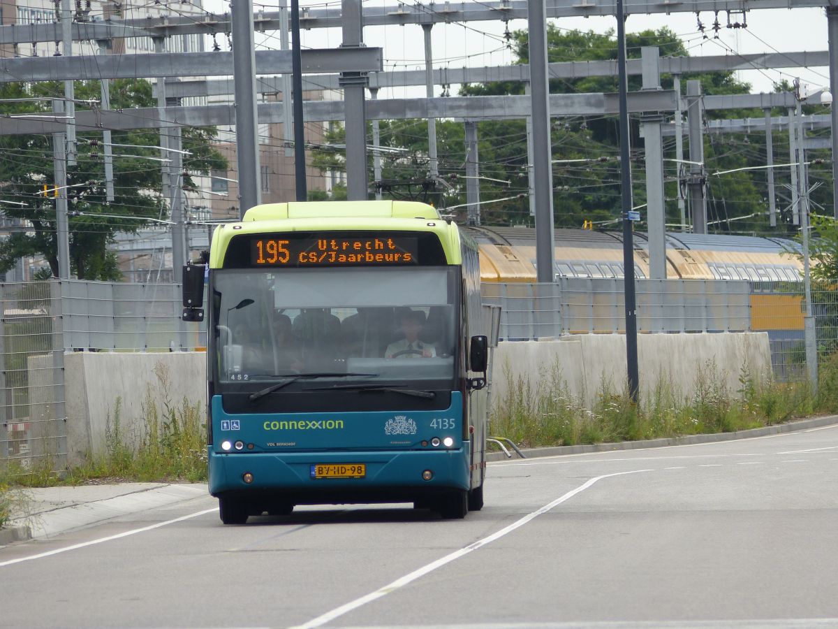 Connexxion Bus 4135 VDL Berkhof Ambassador 200 Baujahr 2008. Centraal Station Mineurslaan, Utrecht 12-08-2016.

Connexxion bus 4135 VDL Berkhof Ambassador 200 bouwjaar 2008. achterzijde Centraal Station Mineurslaan, Utrecht 12-08-2016.