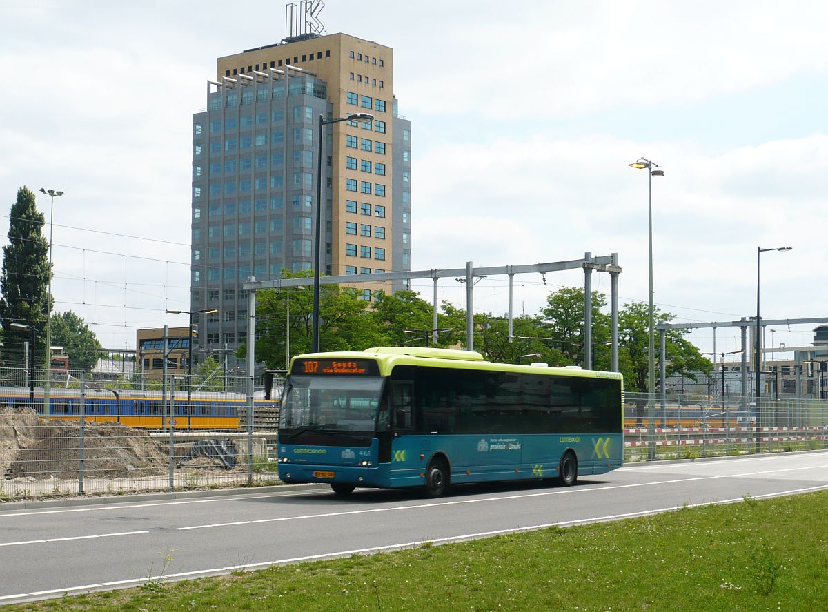 Connexxion Bus 4161 VDL Berkhof Ambassador 200 Baujahr 2008. Mineurslaan, Utrecht 30-05-2014.

Connexxion bus 4161 VDL Berkhof Ambassador 200 bouwjaar 2008. Centraal Station Mineurslaan, Utrecht 30-05-2014.