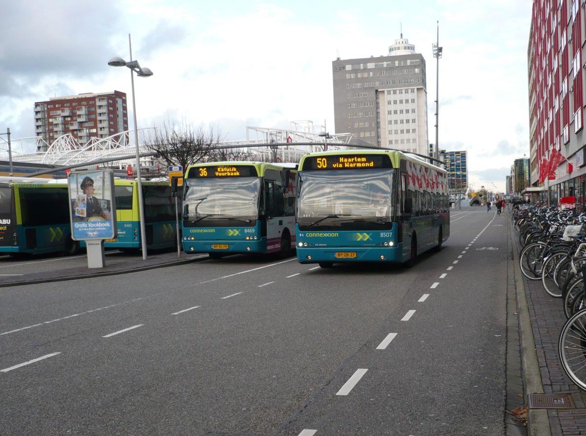 Connexxion Bus 8507 und 8469 DAF VDL Berkhof Ambassador 200 Baujahr 2005. Stationsplein Leiden 15-11-2010.

Connexxion bus 8507 en 8469 DAF VDL Berkhof Ambassador 200 bouwjaar 2005. Stationsplein Leiden 15-11-2010.