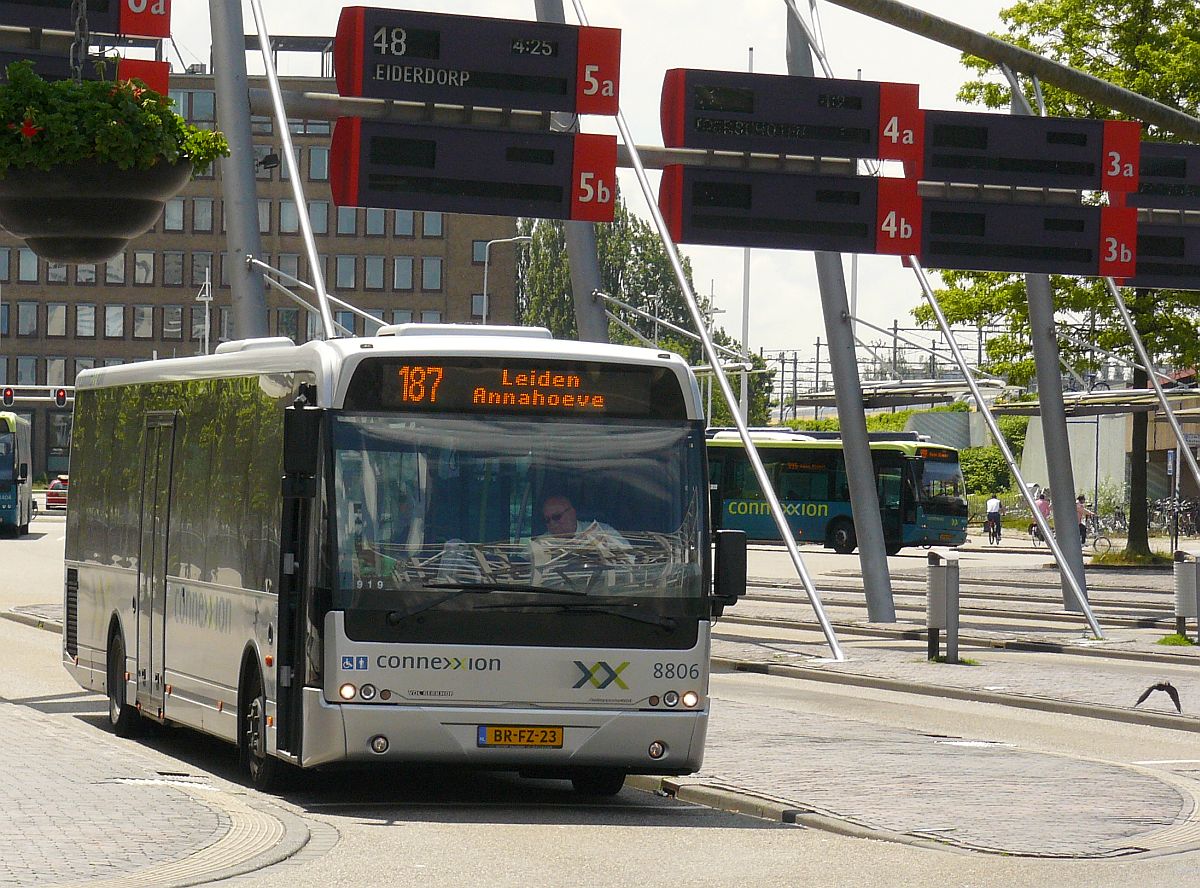 Connexxion Bus 8806 DAF VDL Berkhof Ambassador 200 Baujahr 2005. Stationsplein, Leiden 10-06-2012.

Connexxion bus 8806 DAF VDL Berkhof Ambassador 200 bouwjaar 2005. Stationsplein, Leiden 10-06-2012.